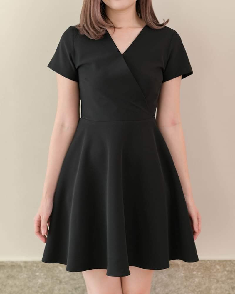 Jasmine Dress 純色疊領短袖貼身傘型連身裙 - Black 黑色 (CB593)
