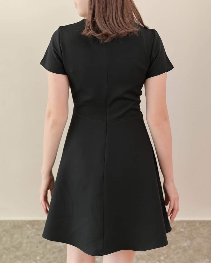 Jasmine Dress 純色疊領短袖貼身傘型連身裙 - Black 黑色 (CB593)