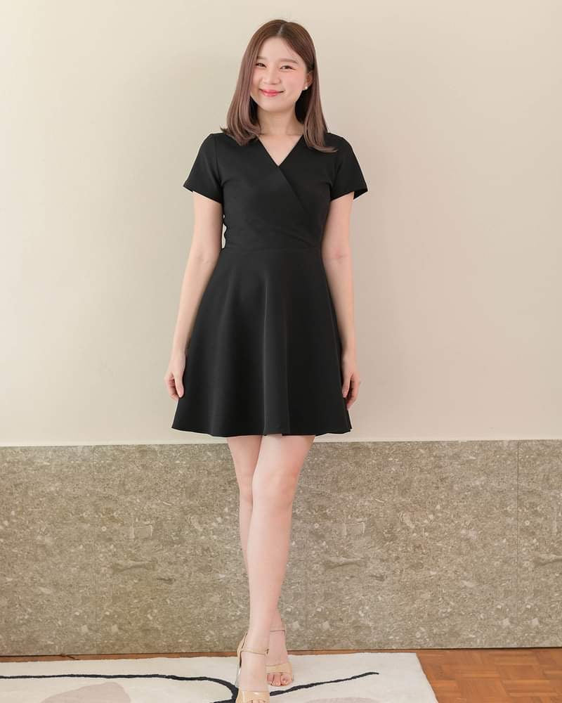 Jasmine Dress 純色疊領短袖貼身傘型連身裙 - Black 黑色 (CB593)